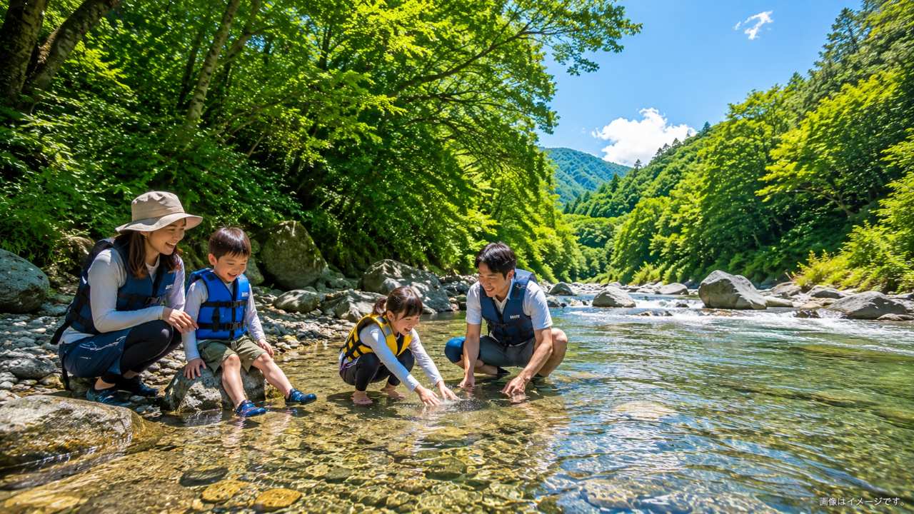 大芦川の透明な浅瀬と河原、その奥に広がる西大芦の緑豊かな山並み