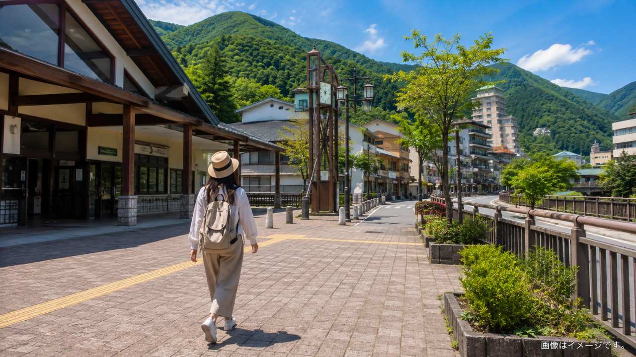 鬼怒川温泉駅前から渓谷方向へ徒歩観光を始める旅行者