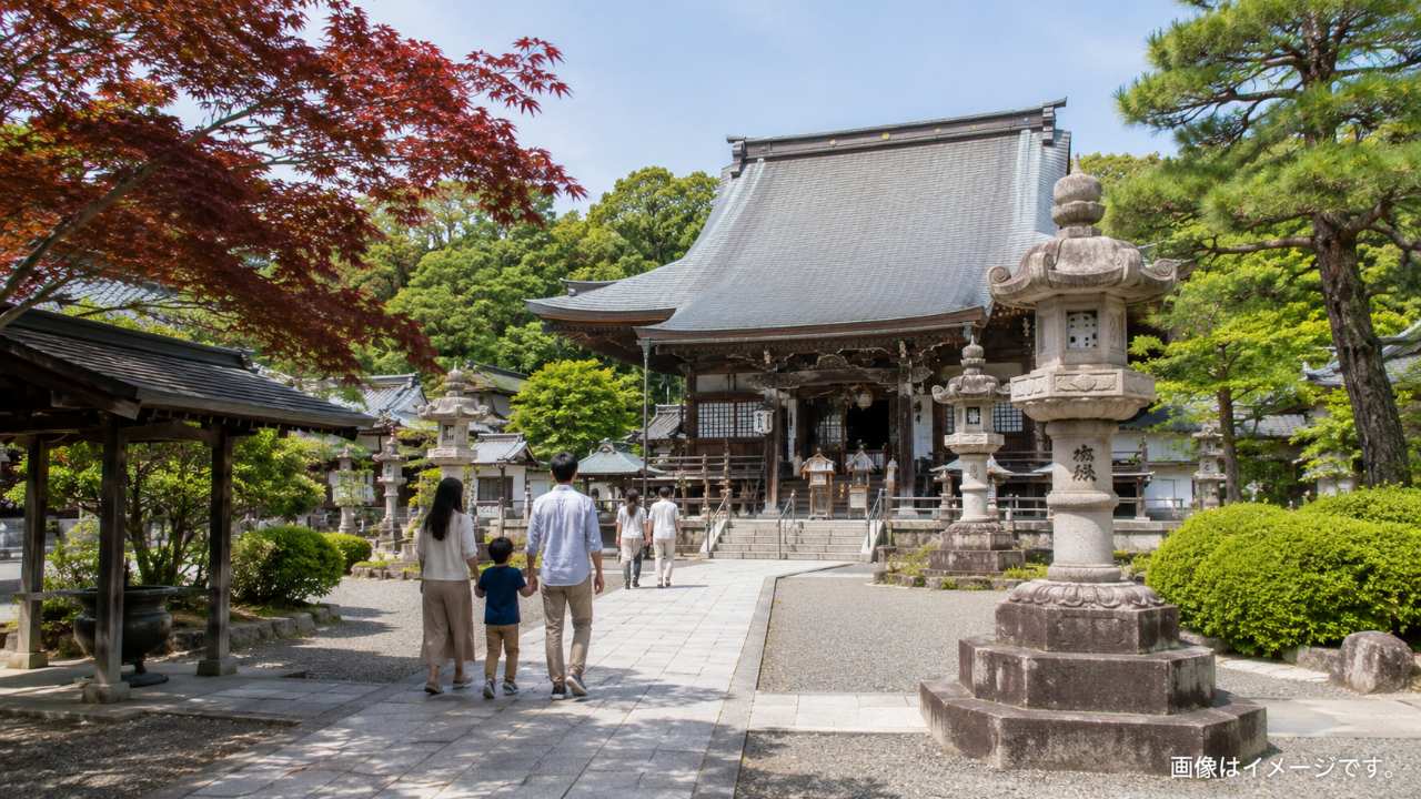 佐野厄除大師の境内で参拝前の案内を確認する人の様子