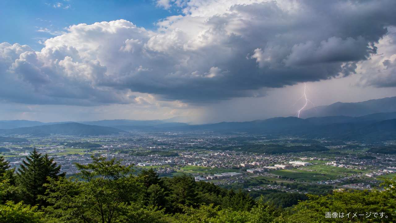 栃木の山地から平野にかけて積乱雲が発達し雷が起こる様子
