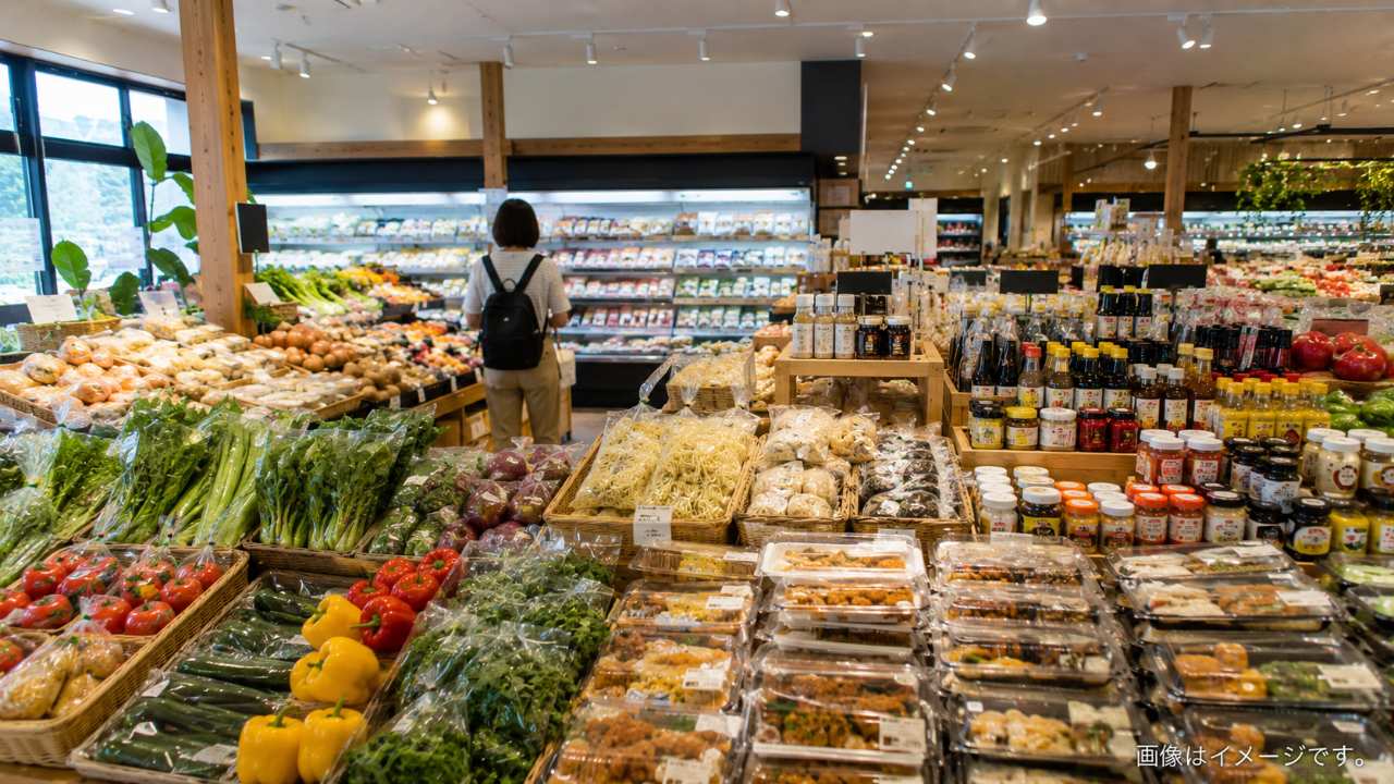 栃木県内の地域スーパーで生鮮食品や惣菜の売り場を比較している様子